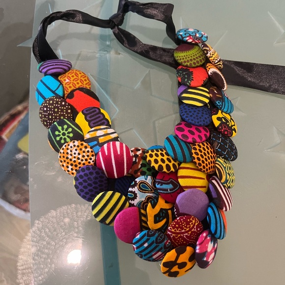 Necklace with buttons - Picture 2 of 3